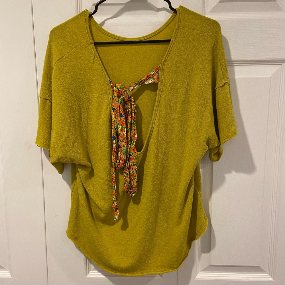 Blu pepper T-shirt blouse. Ribbon back